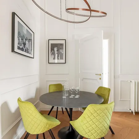 Charm And Elegance By The Spanish Steps Rzym