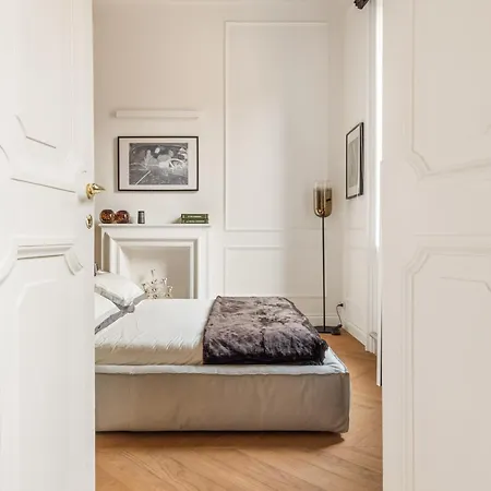 Charm And Elegance By The Spanish Steps *