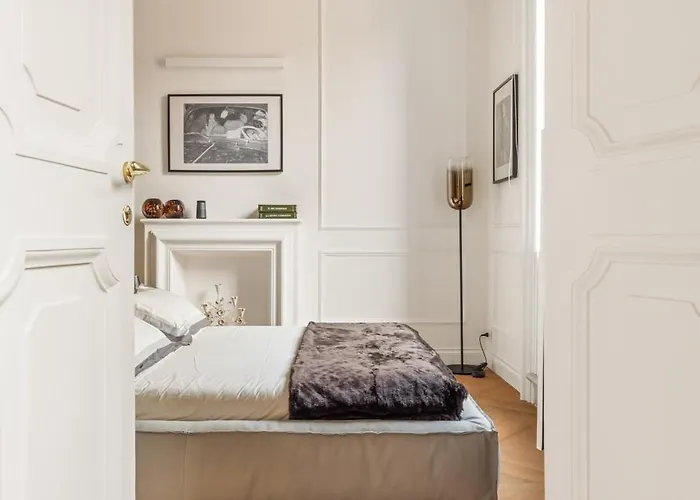 Charm And Elegance By The Spanish Steps *