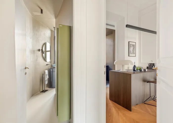 Charm And Elegance By The Spanish Steps *